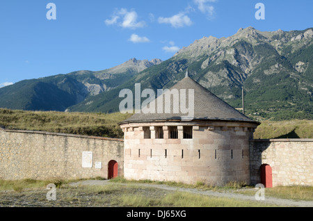 Befestigungsanlagen im Vauban und Aussichtsturm mit Meurtières oder Mordlöchern der Ummauerten Stadt Mont-Dauphin Hautes-Alpen Frankreich Stockfoto