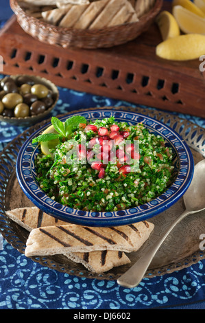 Taboulé. Petersilie, Minze und Bulgur-Weizen-Salat Stockfoto