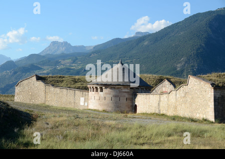 Vauban-Festungen-Aussichtsturm und Advance Wehrmauern von Mont-Dauphin ummauerten Stadt Hautes-Alpes Frankreich Stockfoto