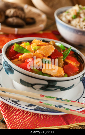 Süß und sauer Huhn mit Ei gebratener Reis. Chinesisches Essen. Stockfoto