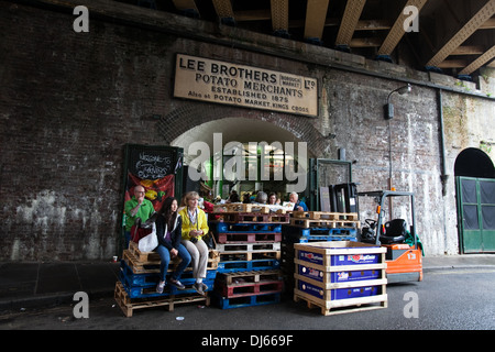 Auf Paletten unter der Brücke bei Borough Market - Londons berühmten Handwerker Bauernmarkt, Southwark Southbank London, England Stockfoto