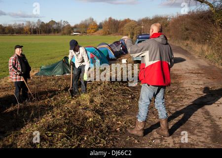 Barton Moos, Eccles, Manchester, UK. 22. November, 2013. Mitkämpfer an IGas Energie Bohrstelle und Protest camp site bei Barton Moss in Salford, Manchester. Fracking Fokus verschiebt sich auf North West, wo IGas Energie Pläne bald Bohren für Methan zu erkunden. Eine kleine Anzahl von Anti-fracking Anti-Shale Gas Gruppe Demonstranten Zelte aufgebaut haben und Camp in der Nähe des geplanten Gas- Bohrung in Salford. IGas hat die Erlaubnis von Salford für Aufschlussbohrungen und von Trafford Rat für Kohle - Bett Methan Extraktion bei einem benachbarten Ort bei Davyhulme. Stockfoto