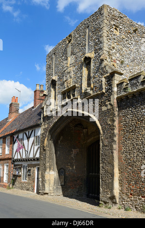 Alte Abtei Eingang und mittelalterlichen Fachwerkhäusern, High Street, wenig Walsingham, Norfolk, England, Vereinigtes Königreich, Europa Stockfoto