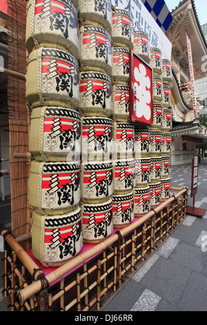 Japan, Tokio, Ginza, Kabuki-Za Theatre, Sake-Fässer, Stockfoto