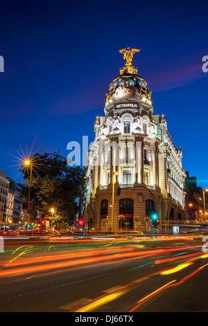 Strahlen der Ampel auf der Gran via in Madrid bei Nacht. Spanien, Europa. Stockfoto