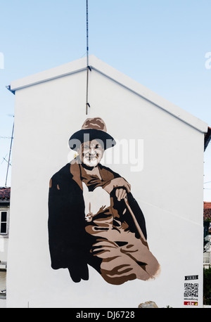 Großen städtischen Kunstwerk an der Seite eines Gebäudes, Teil der Wolle, das Urban Art Festival von Covilha