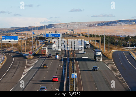 Trans Pennine Autobahn M62 aus der Pennine Way Steg, Windy Hill in der Nähe von Saddleworth Moor, West Yorkshire. Höchste Autobahn in England. Stockfoto