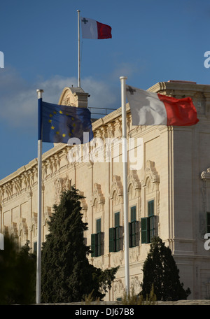 Auberge Castille Ministerpräsidenten Büro in der Hauptstadt Valletta Malta EU und Malta Flagge auf dem Kalkstein-Gebäude Stockfoto