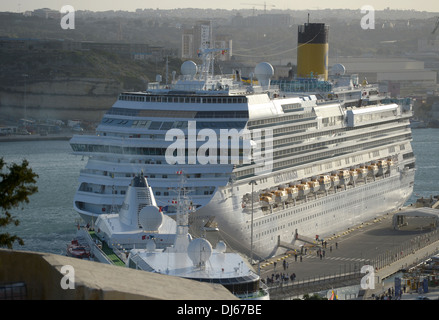 Costa Favolosa Luxus Kreuzfahrtschiff festgemacht in den Grand Harbour, Valletta Waterfront, Malta Stockfoto