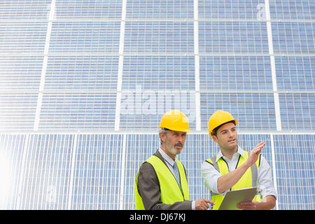 Arbeitnehmer, die Prüfung von Sonnenkollektoren in ländlichen Landschaft Stockfoto