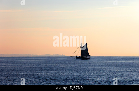 Segeln auf Solent im frühen Morgenlicht Solent Isle Of Wight Hampshire England Schaluppe Stockfoto