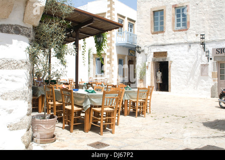 Ein Quadrat mit Stadtblick von Chora (Hora) die Hauptstadt der Insel Patmos, Griechenland Stockfoto