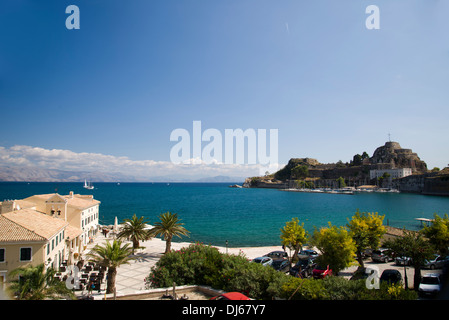 Corfu Stadtburg mit einer Taverne in den Vordergrund, blauer Himmel und Meer Stockfoto