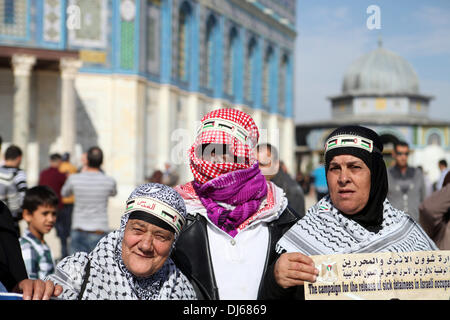 Jerusalem, Israel. 22. November 2013. Palästinensische Frauen halten Flaggen während einer Protestaktion in Solidarität mit den Gefangenen in israelischen Gefängnissen nach Freitagsgebet vor der al-Aqsa-Moschee auf dem Gelände der Al-Aqsa, drittheiligste Stätte im Islam, in der Altstadt von Jerusalem, am 21. November 2013.Photo: Saeed Qaq/NurPhoto © Saeed Qaq/NurPhoto/ZUMAPRESS.com/Alamy Live News Stockfoto