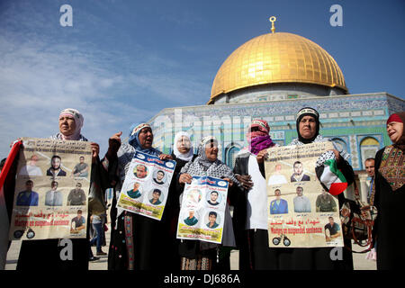 Jerusalem, Israel. 22. November 2013. Palästinensische Frauen halten Flaggen während einer Protestaktion in Solidarität mit den Gefangenen in israelischen Gefängnissen nach Freitagsgebet vor der al-Aqsa-Moschee auf dem Gelände der Al-Aqsa, drittheiligste Stätte im Islam, in der Altstadt von Jerusalem, am 21. November 2013.Photo: Saeed Qaq/NurPhoto © Saeed Qaq/NurPhoto/ZUMAPRESS.com/Alamy Live News Stockfoto