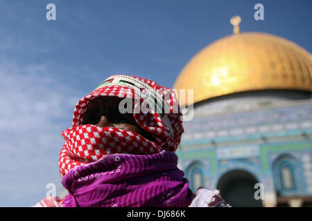 Jerusalem, Israel. 22. November 2013. Palästinensische Frauen halten Flaggen während einer Protestaktion in Solidarität mit den Gefangenen in israelischen Gefängnissen nach Freitagsgebet vor der al-Aqsa-Moschee auf dem Gelände der Al-Aqsa, drittheiligste Stätte im Islam, in der Altstadt von Jerusalem, am 21. November 2013.Photo: Saeed Qaq/NurPhoto © Saeed Qaq/NurPhoto/ZUMAPRESS.com/Alamy Live News Stockfoto