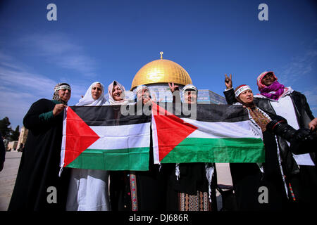 Jerusalem, Israel. 22. November 2013. Palästinensische Frauen halten Flaggen während einer Protestaktion in Solidarität mit den Gefangenen in israelischen Gefängnissen nach Freitagsgebet vor der al-Aqsa-Moschee auf dem Gelände der Al-Aqsa, drittheiligste Stätte im Islam, in der Altstadt von Jerusalem, am 21. November 2013.Photo: Saeed Qaq/NurPhoto © Saeed Qaq/NurPhoto/ZUMAPRESS.com/Alamy Live News Stockfoto