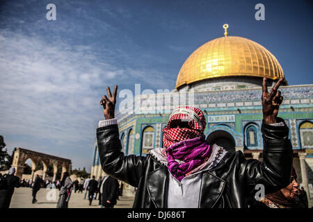 Jerusalem, Israel. 22. November 2013. Palästinensische Frauen halten Flaggen während einer Protestaktion in Solidarität mit den Gefangenen in israelischen Gefängnissen nach Freitagsgebet vor der al-Aqsa-Moschee auf dem Gelände der Al-Aqsa, drittheiligste Stätte im Islam, in der Altstadt von Jerusalem, am 21. November 2013.Photo: Saeed Qaq/NurPhoto © Saeed Qaq/NurPhoto/ZUMAPRESS.com/Alamy Live News Stockfoto