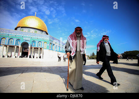 Jerusalem, Israel. 22. November 2013. Palästinensische Autonomiegebiete - A palästinensischen Mann geht vor Kuppel der Rock Moschee nach Freitagsgebet auf dem Gelände der Al-Aqsa, drittheiligste Stätte im Islam, in der Altstadt von Jerusalem, am 22. November 2013.Photo: Saeed Qaq/NurPhoto © Saeed Qaq/NurPhoto/ZUMAPRESS.com/Alamy Live News Stockfoto