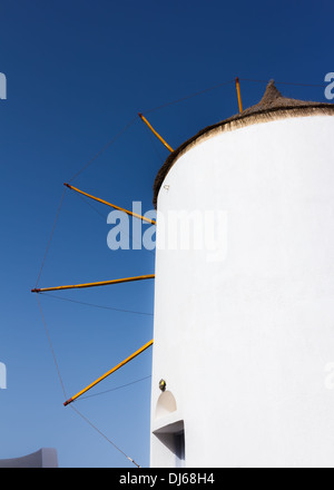 Blick auf die Windmühle und das Meer in Oia, Santorini, Griechenland Stockfoto
