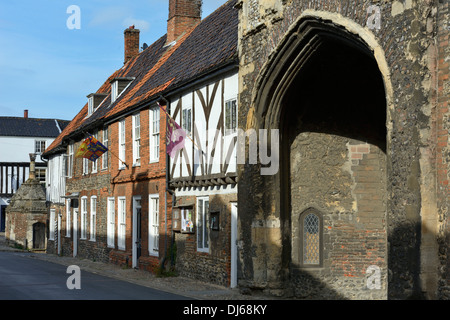 Die Abtei Eingang und mittelalterlichen Fachwerkhäusern, High Street, wenig Walsingham, Norfolk, England, Vereinigtes Königreich, UK Stockfoto