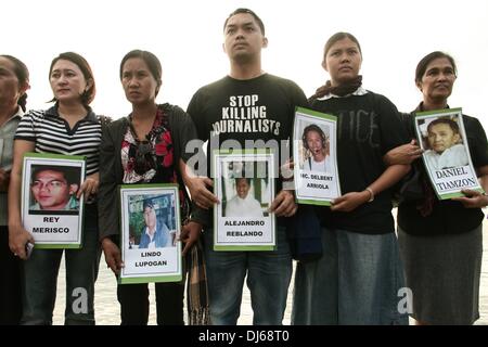 Manila, Philippinen. 22. November 2013. Einige Mitglieder der Familie der 34 Journalisten, die in Maguindanao vor vier Jahren getötet wurden halten die Bilder ihrer lieben. --Mitglieder der verschiedenen Medienorganisationen hielten eine Menschenkette und Kerze Beleuchtungszeremonie für die 34 Journalisten getötet vor vier Jahren. 58 Personen wurden getötet und begraben in Maguindanao in eines der schlechtesten Wahl im Zusammenhang mit Gewalt im Land. : Bildnachweis J Gerard Seguia/NurPhoto: J Gerard Seguia/NurPhoto/ZUMAPRESS.com/Alamy Live-Nachrichten Stockfoto