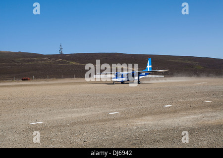 Kleiner Insulaner Flugzeug in Land kommen auf Fair-Isle-Flugplatz Stockfoto