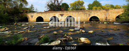 Sommer-Blick auf einen Teil der 26 gewölbte steinerne Brücke über Fluss Great Ouse in Bromham Dorf, Bedfordshire, England, UK Stockfoto