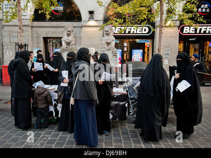 London, UK. 22.11.13.  Frauen tragen die Burka verteile Flugblätter als Muslimen und Islamisten Protest in China Town. Die Demonstranten behaupten, dass die chinesische Regierung Moslems im Land unterdrückt nach einem Auto in Taiyuan, Provinz Shanxi außerhalb eines Regionalbüros der kommunistischen Partei am 6. November 2013 explodierte. Eine Woche zuvor wurde ein Auto in eine Menschenmenge am Tiananmen-Platz Gefahren. Die chinesischen Behörden behauptet, dass dies auch ein Terroranschlag von Extremisten aus der westlichen Region von Xinjiang. Bildnachweis: Pete Maclaine/Alamy Live-Nachrichten Stockfoto