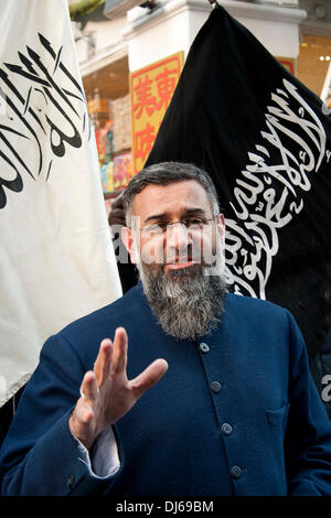 London, UK. 22.11.13.  Anjem Choudary hält eine Rede als Muslimen und Islamisten Protest in China Town. Die Demonstranten behaupten, dass die chinesische Regierung Moslems im Land unterdrückt nach einem Auto in Taiyuan, Provinz Shanxi außerhalb eines Regionalbüros der kommunistischen Partei am 6. November 2013 explodierte. Eine Woche zuvor wurde ein Auto in eine Menschenmenge am Tiananmen-Platz Gefahren. Die chinesischen Behörden behauptet, dass dies auch ein Terroranschlag von Extremisten aus der westlichen Region von Xinjiang. Bildnachweis: Pete Maclaine/Alamy Live-Nachrichten Stockfoto