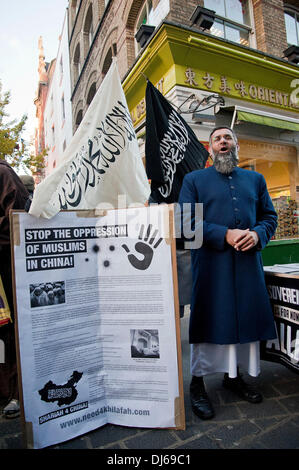 London, UK. 22.11.13. Anjem Choudary hält eine Rede als Muslimen und Islamisten Protest in China Town. Die Demonstranten behaupten, dass die chinesische Regierung Moslems im Land unterdrückt nach einem Auto in Taiyuan, Provinz Shanxi außerhalb eines Regionalbüros der kommunistischen Partei am 6. November 2013 explodierte. Eine Woche zuvor wurde ein Auto in eine Menschenmenge am Tiananmen-Platz Gefahren. Die chinesischen Behörden behauptet, dass dies auch ein Terroranschlag von Extremisten aus der westlichen Region von Xinjiang. Bildnachweis: Pete Maclaine/Alamy Live-Nachrichten Stockfoto