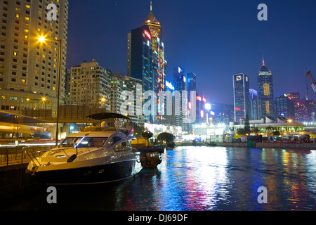 Nachtaufnahme in der Causeway Bay Typhoon Shelter, Hong Kong Island Stadtbild nach Einbruch der Dunkelheit hinter sich. Stockfoto