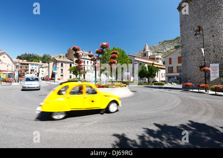 Gelbes Auto (Citroen 2CV) in Sisteron Frankreich Stockfoto