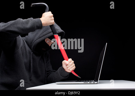 Computer-Hacker in eine Sturmhaube Stockfoto