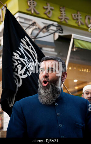 London, UK. 22.11.13.  Anjem Choudary hält eine Rede als Muslimen und Islamisten Protest in China Town. Die Demonstranten behaupten, dass die chinesische Regierung Moslems im Land unterdrückt nach einem Auto in Taiyuan, Provinz Shanxi außerhalb eines Regionalbüros der kommunistischen Partei am 6. November 2013 explodierte. Eine Woche zuvor wurde ein Auto in eine Menschenmenge am Tiananmen-Platz Gefahren. Die chinesischen Behörden behauptet, dass dies auch ein Terroranschlag von Extremisten aus der westlichen Region von Xinjiang. Bildnachweis: Pete Maclaine/Alamy Live-Nachrichten Stockfoto