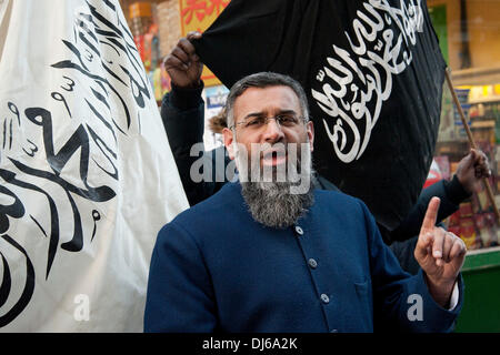 London, UK. 22.11.13.  Anjem Choudary hält eine Rede als Muslimen und Islamisten Protest in China Town. Die Demonstranten behaupten, dass die chinesische Regierung Moslems im Land unterdrückt nach einem Auto in Taiyuan, Provinz Shanxi außerhalb eines Regionalbüros der kommunistischen Partei am 6. November 2013 explodierte. Eine Woche zuvor wurde ein Auto in eine Menschenmenge am Tiananmen-Platz Gefahren. Die chinesischen Behörden behauptet, dass dies auch ein Terroranschlag von Extremisten aus der westlichen Region von Xinjiang. Bildnachweis: Pete Maclaine/Alamy Live-Nachrichten Stockfoto