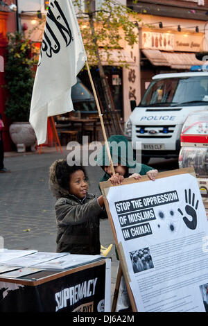 London, UK. 22.11.13. Ein Kind hält ein Plakat als Muslimen und Islamisten Protest in China Town. Die Demonstranten behaupten, dass die chinesische Regierung Moslems im Land unterdrückt nach einem Auto in Taiyuan, Provinz Shanxi außerhalb eines Regionalbüros der kommunistischen Partei am 6. November 2013 explodierte. Eine Woche zuvor wurde ein Auto in eine Menschenmenge am Tiananmen-Platz Gefahren. Die chinesischen Behörden behauptet, dass dies auch ein Terroranschlag von Extremisten aus der westlichen Region von Xinjiang. Bildnachweis: Pete Maclaine/Alamy Live-Nachrichten Stockfoto