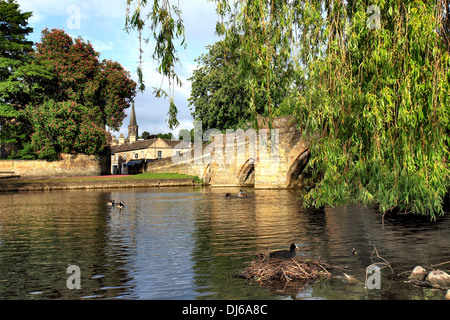 Sommer Blick entlang des Ufers des Flusses Wye in Bakewell Stadt, Peak District National Park, Derbyshire Dales, England, UK. Stockfoto