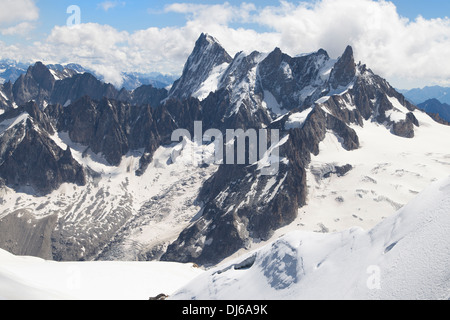 Grandes Jorasses und Dent du Geant Berge im Mont Blanc-Massiv, die französischen Alpen. Stockfoto