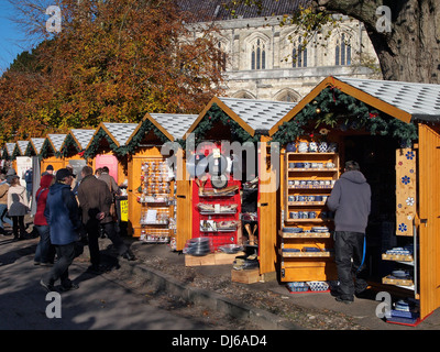 Stände auf the2013 Weihnachtsmarkt in der Winchester Cathedral in Hampshire, England im späten Herbst Sonnenschein am 22. November. Stockfoto