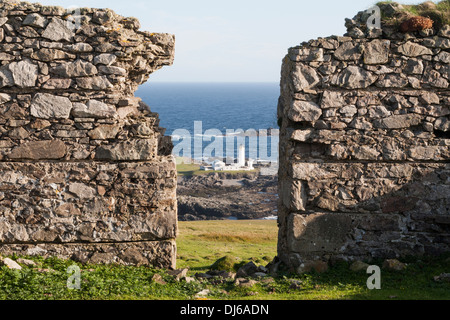 Süd-Leuchtturm gesehen durch Lücke im Steinmauer, Fair Isle, Shetland Stockfoto