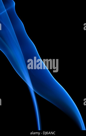 Blauer Rauch auf dem schwarzen Hintergrund. Glatte Wellen von Rauch. Stockfoto