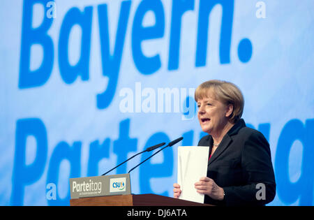 München, Deutschland. 23. November 2013. Bundeskanzlerin Angela Merkel spricht auf dem CSU-Parteitag in München, 23. November 2013. Die Konferenz dauert bis zum 23. November 2013. Foto: PETER KNEFFEL/Dpa/Alamy Live News Stockfoto