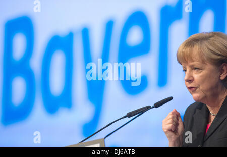 München, Deutschland. 23. November 2013. Bundeskanzlerin Angela Merkel spricht auf dem CSU-Parteitag in München, 23. November 2013. Die Konferenz dauert bis zum 23. November 2013. Foto: PETER KNEFFEL/Dpa/Alamy Live News Stockfoto