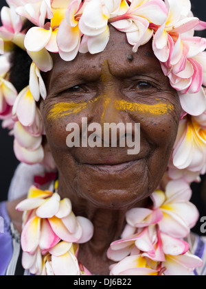 Ältere Frau von Goroka Provinz Singsing Group Mitglied, Goroka Show, Papua New Guinea Stockfoto