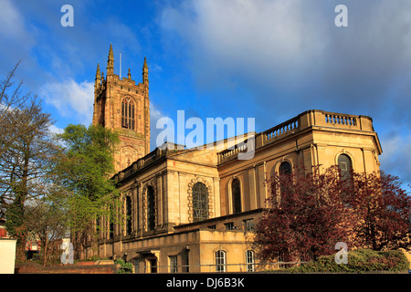 Frühling-Ansicht der Derby Kathedrale Kirche Allerheiligen in der Cathedral Quarter, Derby Stadtzentrum, Derbyshire, England, UK Stockfoto