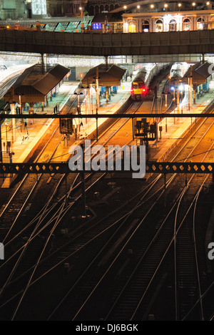 Edinburgh Waverley Bahnhof in der Nacht Stockfoto