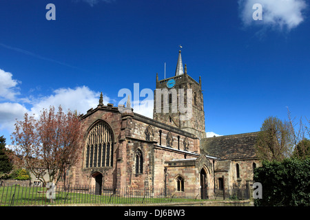 Sommer-Ansicht der St. Mary Parish Church, Wirksworth Dorf, Peak District National Park, Derbyshire Dales, England, UK Stockfoto