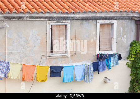 Wäsche hängen von Fenstern in Dubrovnik Stockfoto