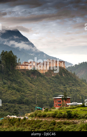 Ruinen der Dzong am Bergrücken oberhalb Pho Chhu Fluss, Wangdue Phodrang, Bhutan Stockfoto